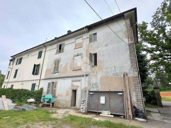 casa indipendente in vendita a Tortona
