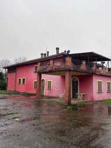 casa indipendente in vendita a Tortona