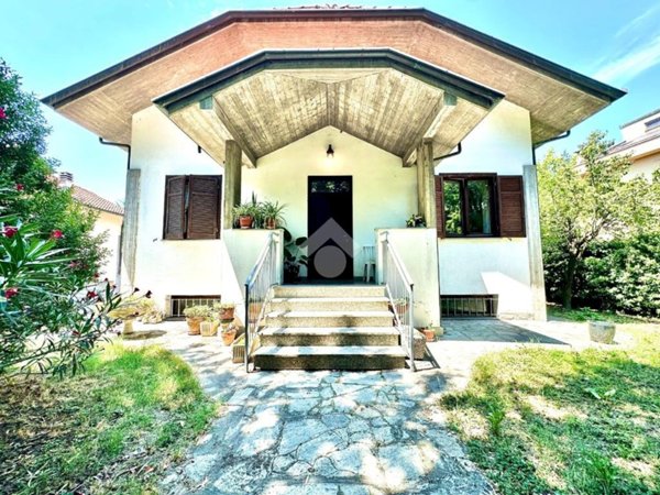 casa indipendente in vendita a Tortona