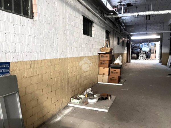 locale commerciale in vendita a Tortona