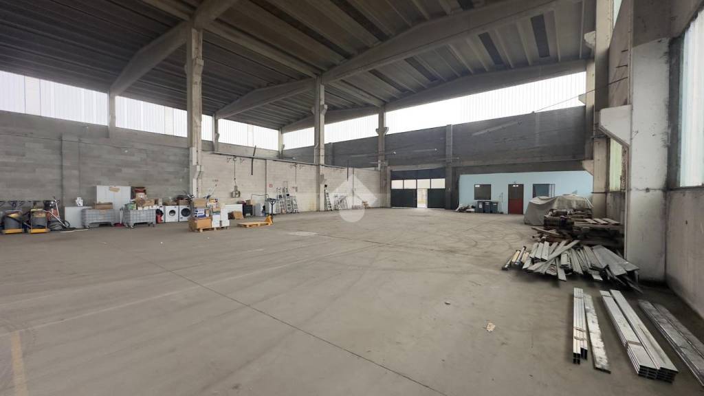 locale commerciale in vendita a Tortona