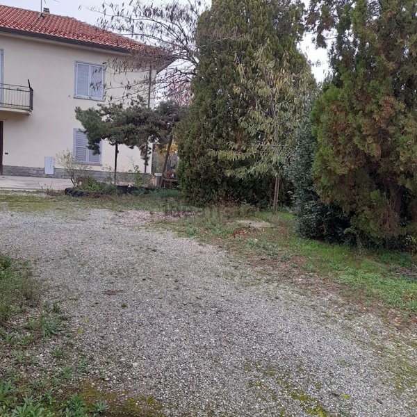 casa indipendente in vendita a Tortona
