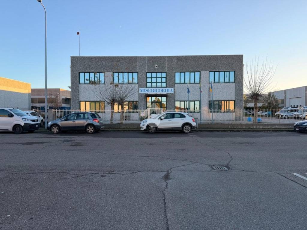 locale commerciale in vendita a Tortona