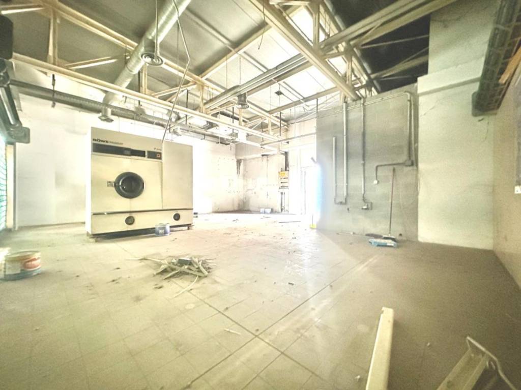 negozio in vendita a Tortona