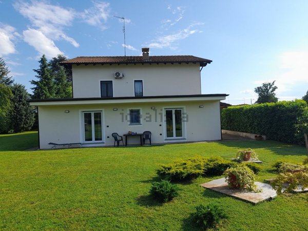 casa indipendente in vendita a Tortona