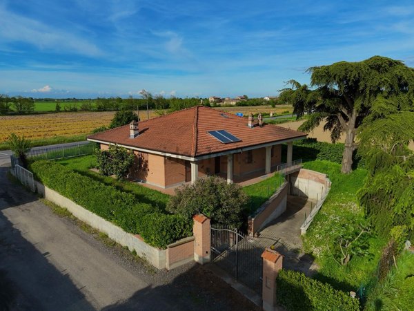 casa indipendente in vendita a Tortona