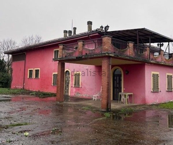casa indipendente in vendita a Tortona