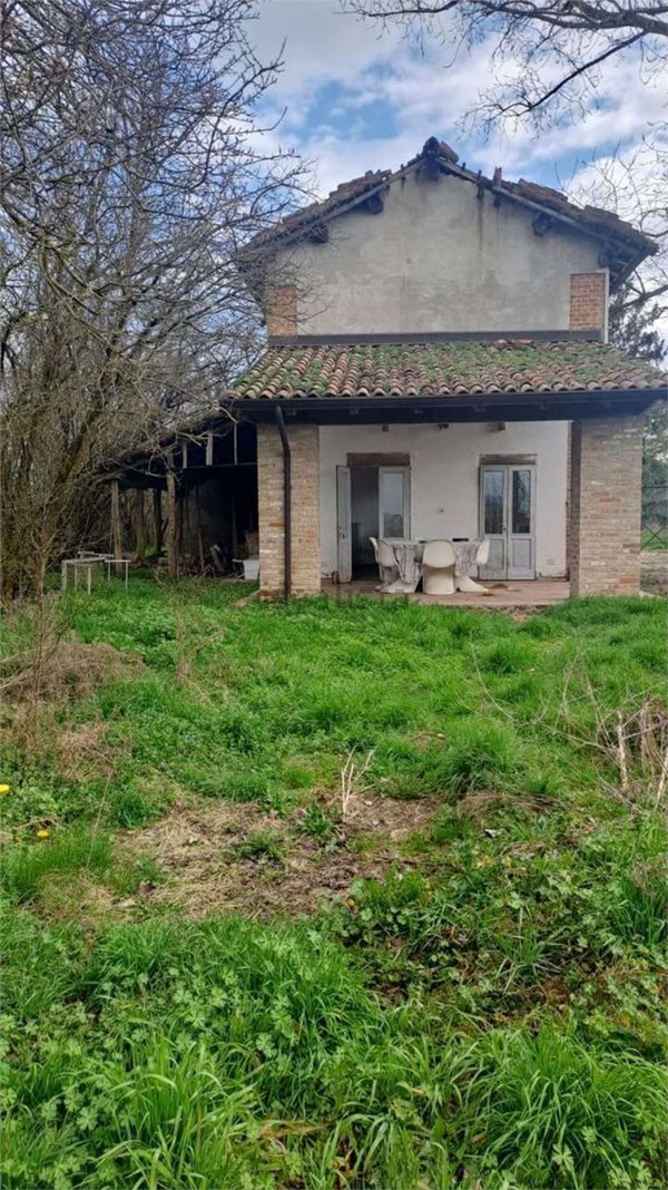 casa indipendente in vendita a Tortona