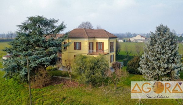 casa indipendente in vendita a Tortona