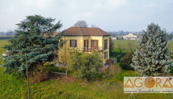 casa indipendente in vendita a Tortona