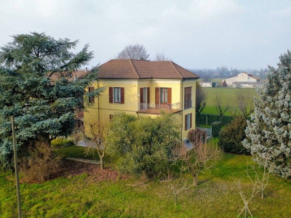 casa indipendente in vendita a Tortona