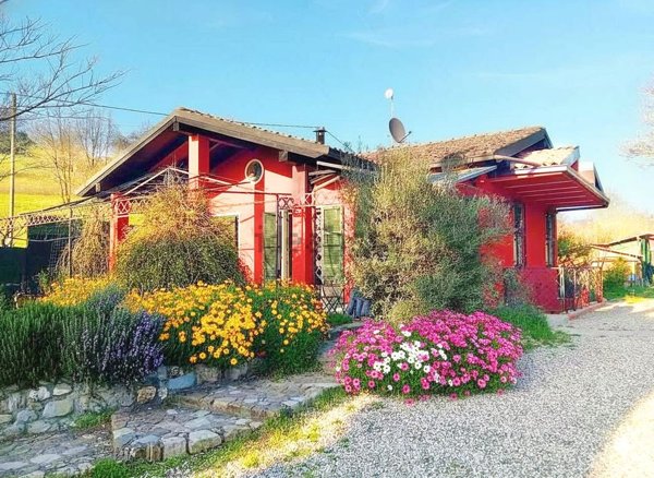 casa indipendente in vendita a Tortona