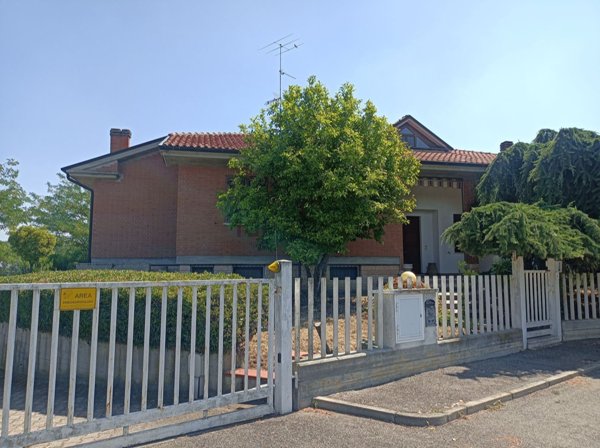 casa indipendente in vendita a Tortona in zona Paghisano