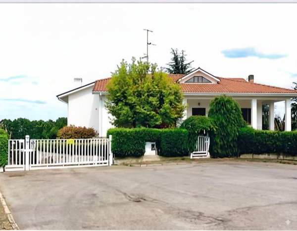 casa indipendente in vendita a Tortona