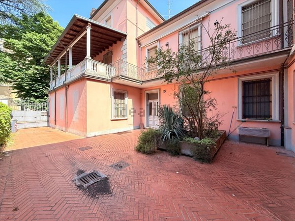 casa indipendente in vendita a Tortona