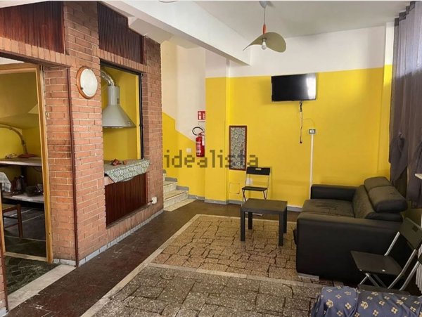 casa indipendente in vendita a Tortona