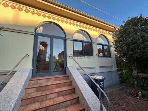 casa indipendente in vendita a Tortona