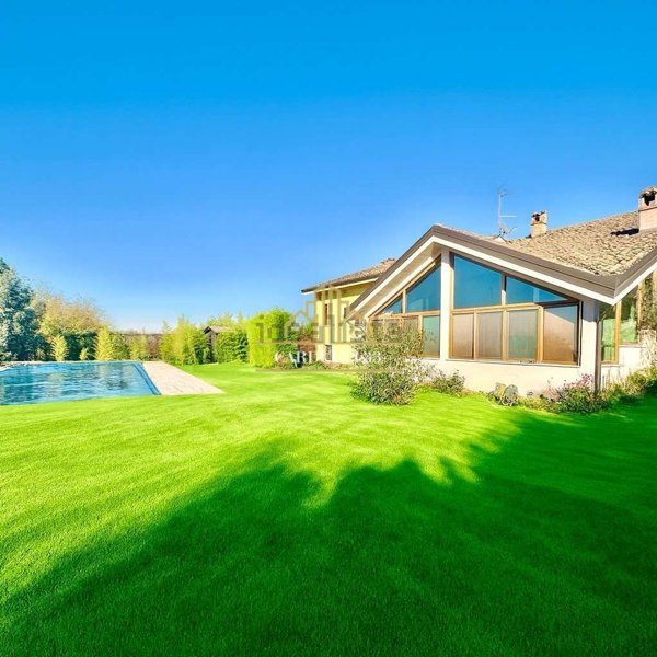 casa indipendente in vendita a Tortona