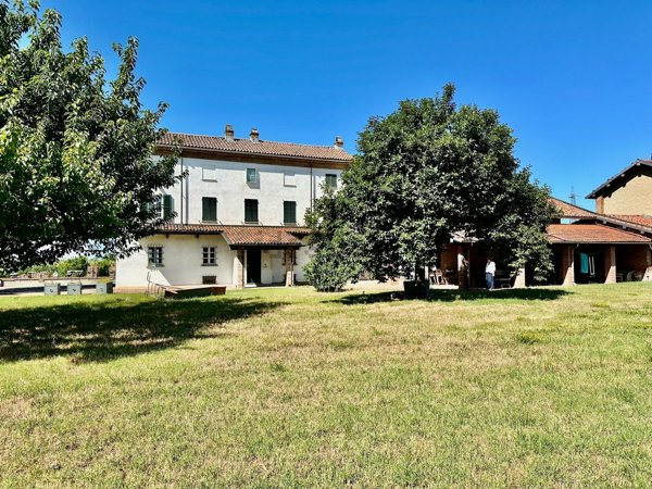 casa indipendente in vendita a Tortona