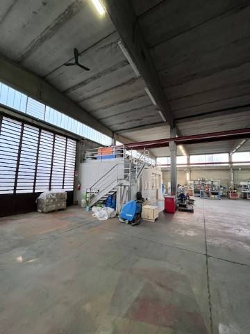 locale commerciale in vendita a Tortona