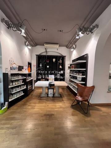negozio in vendita a Tortona