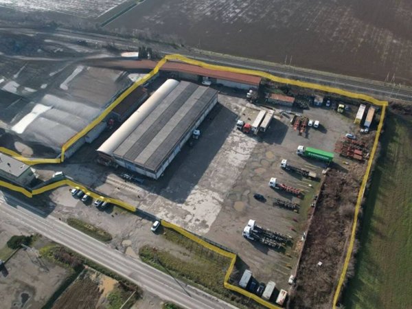 locale commerciale in vendita a Tortona