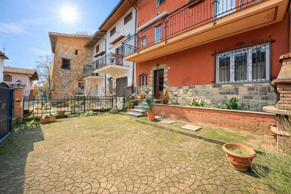 casa indipendente in vendita a Tortona