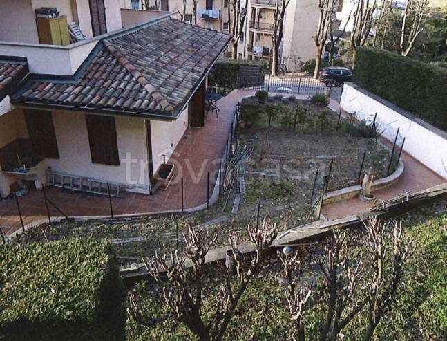 casa indipendente in vendita a Tortona