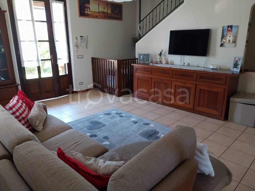 casa indipendente in vendita a Tortona