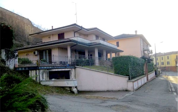 casa indipendente in vendita a Tortona