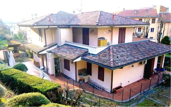 casa indipendente in vendita a Tortona