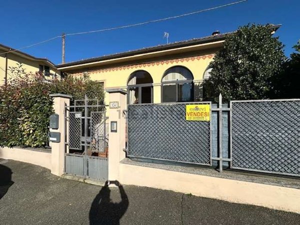 casa indipendente in vendita a Tortona