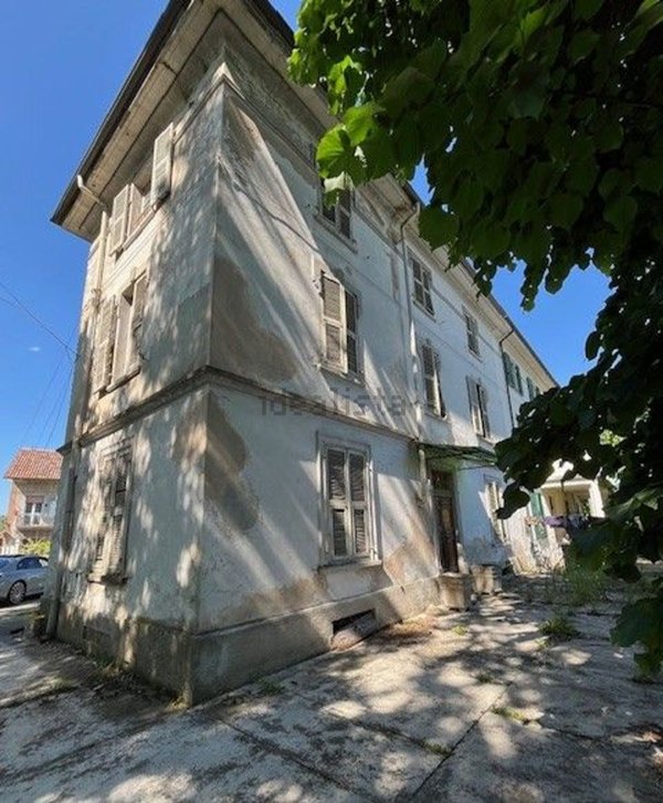 casa indipendente in vendita a Tortona