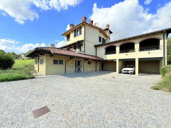 casa indipendente in vendita a Tortona
