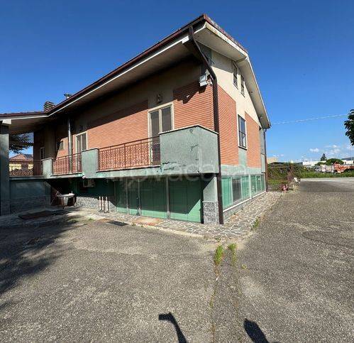 casa indipendente in vendita a Tortona