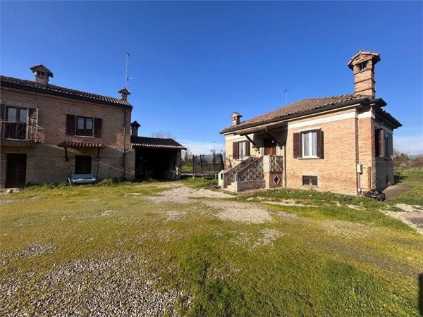 casa indipendente in vendita a Tortona