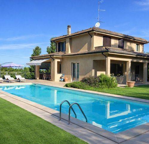 casa indipendente in vendita a Tortona in zona Vho