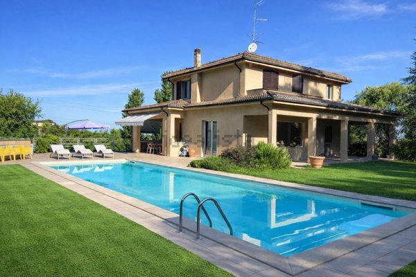 casa indipendente in vendita a Tortona