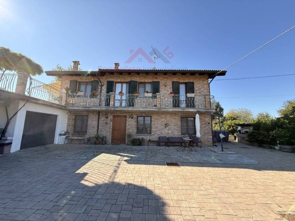 casa indipendente in vendita a Tortona