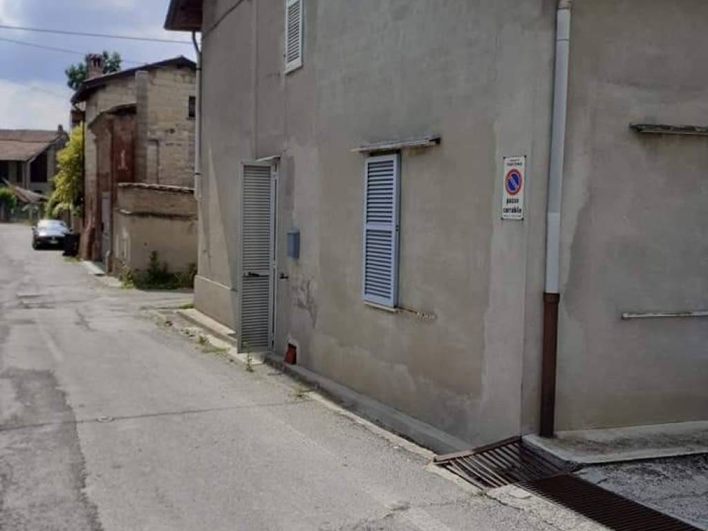 casa indipendente in vendita a Tortona in zona Mombisaggio