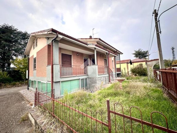 casa indipendente in vendita a Tortona