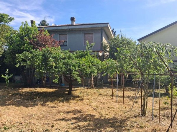 casa indipendente in vendita a Tortona