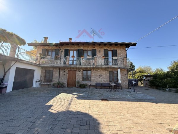 casa indipendente in vendita a Tortona