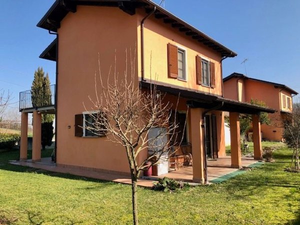 casa indipendente in vendita a Tortona