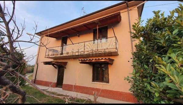 casa indipendente in vendita a Tortona