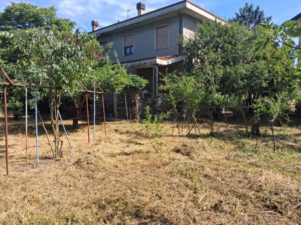 casa indipendente in vendita a Tortona