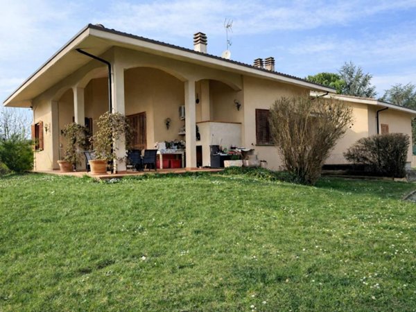 casa indipendente in vendita a Tortona