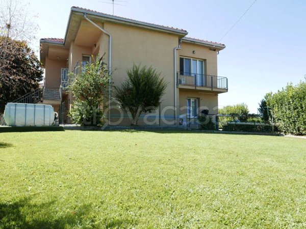 casa indipendente in vendita a Tortona