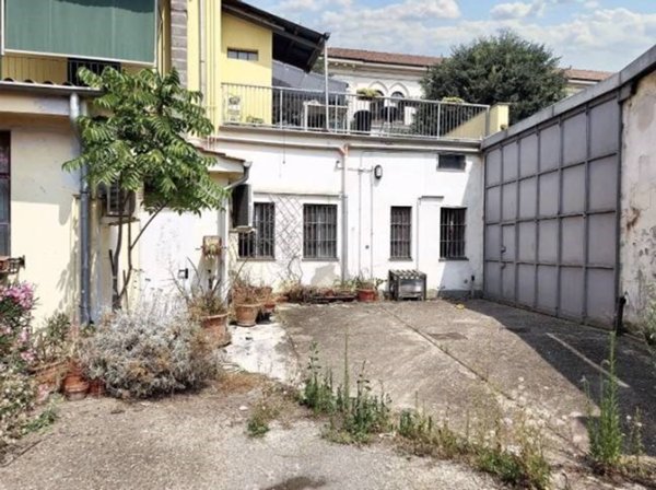 locale commerciale in vendita a Tortona