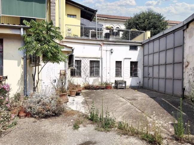 locale commerciale in vendita a Tortona